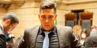 Gabriel Monteiro é preso por estupro ao se entregar na delegacia gabriel monteiro preso por estupro
