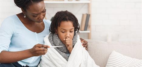 mother-measuring-temperature-of-her-sick-daughter criança com gripe