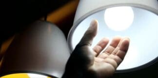 Conta de luz continua com bandeira vermelha em julho e terá cobrança extra