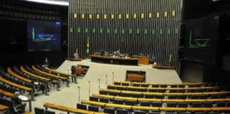 Câmara aprova bônus a servidores do INSS para acelerar revisão de benefícios