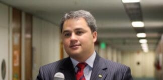 Pré-candidatura de Efraim Filho ao governo da Paraíba é confirmada