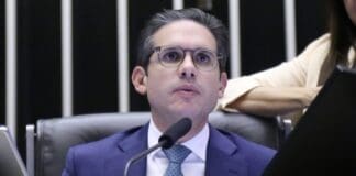Hugo Motta promete isenção de IR até R$ 5 mil e avisa: “Câmara vai reagir aos EUA”