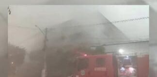 Supermercado pega fogo durante a madrugada e estrutura ameaça desabar na divisa PB-PE
