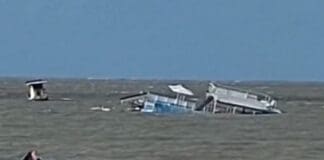 Catamarã afunda na praia do Seixas, em João Pessoa, e chama atenção de banhistas