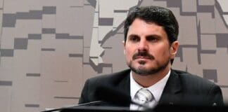 Senador Marcos do Val usa tornozeleira eletrônica por ordem do STF
