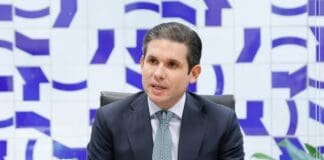 Hugo Motta adia decisão sobre isenção do Imposto de Renda para quem ganha até R$ 5 mil