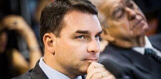 Flávio Bolsonaro ataca voto de Alexandre de Moraes e promete pedir suspensão de julgamento de Jair Bolsonaro