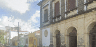 Padre é assaltado em frente à igreja no Centro de João Pessoa e assaltantes fogem após carro falhar