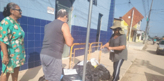 Moradores de Lucena se revoltam e despejam lixo na porta da prefeitura contra gestão de Léo Bandeira