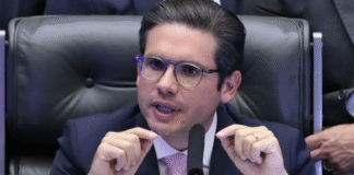 Caso Alexandre Ramagem Câmara deixa Hugo Motta indeciso sobre próximos passos