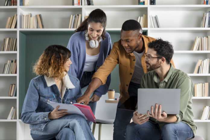 jovens-colegas-estudando-de-notebook-e-laptop-durante-sessao-de-estudo-1200x800