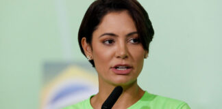 Bolsonaro preso recebe visita de Michelle enquanto aguarda cirurgia