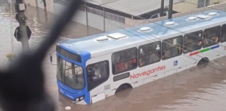 Ônibus ilhado João Pessoa após chuvas causa transtornos e alagamentos